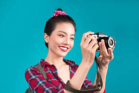 女人旅行拍照图片