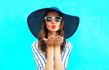 时尚肖像俏佳人红唇是发送一个飞吻