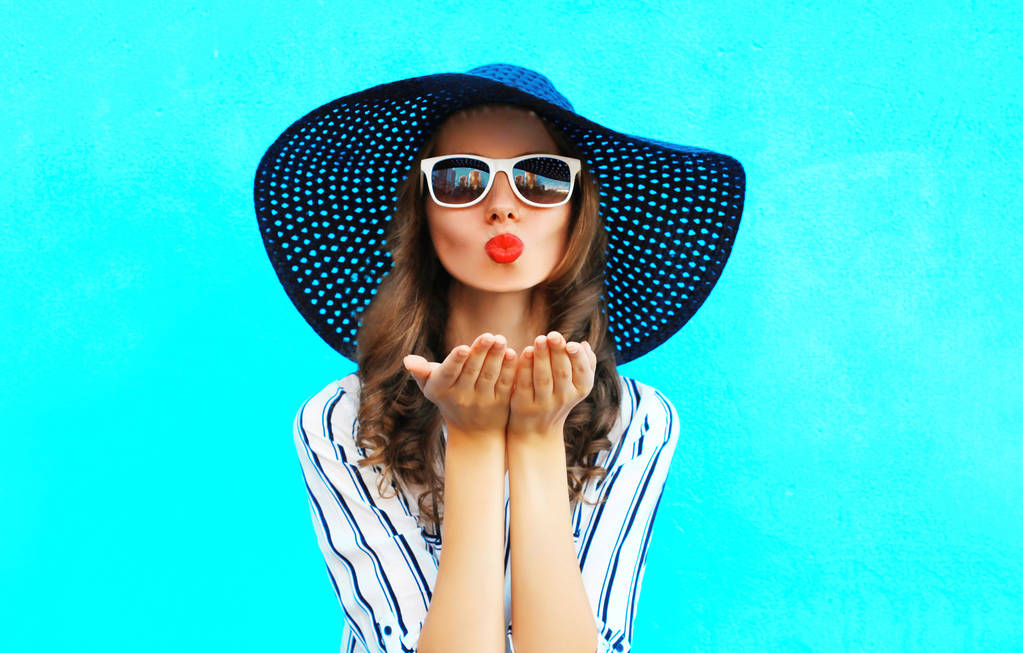 时尚肖像俏佳人红唇是发送一个飞吻 时尚肖像俏佳人红唇是发送一个飞吻