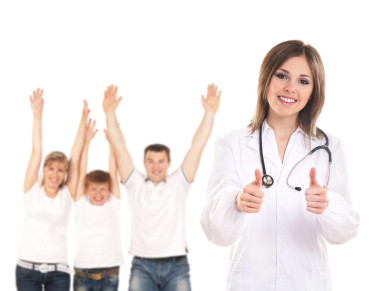 有吸引力的年輕女醫(yī)生和家人隔離在白色