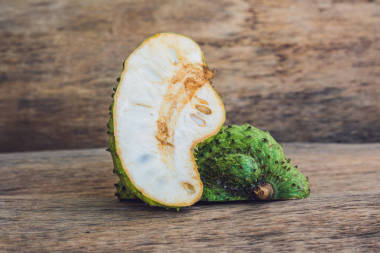 在舊的木制背景 Guanabana