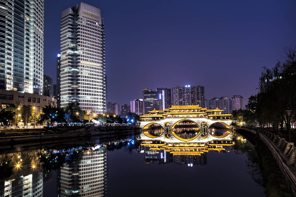 津河对岸的成都市安顺桥照片