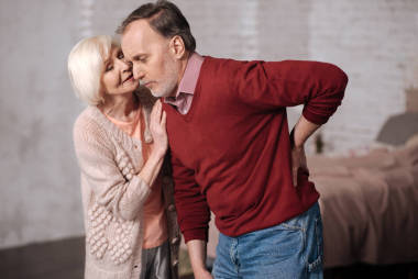 高級(jí)的妻子安慰她的丈夫背痛