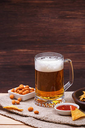 杯啤酒。墨西哥玉米片芯片。玉米粉圆饼小吃