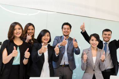 商人出現(xiàn)拇指在會議室圖片