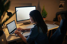 致力于她的工作