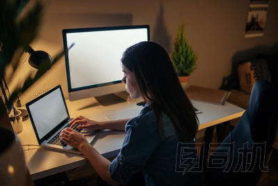 致力于她的工作