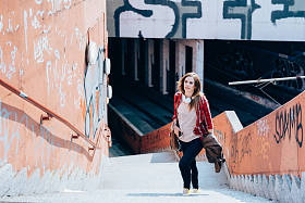 楼上走在城市的女人照片