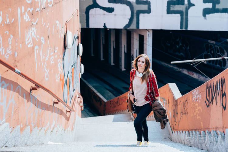 樓上走在城市的女人照片