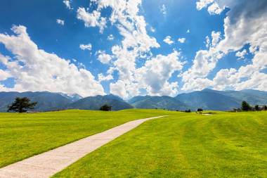 白色的路穿過高爾夫球場