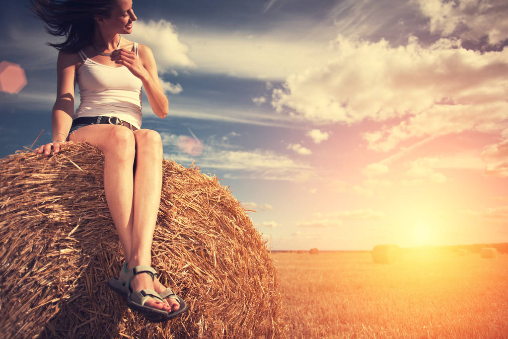 年轻的女孩坐在大海捞针领域图片 年轻的女孩坐在大海捞针领域图片