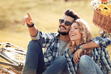 年輕夫婦準備去騎自行車圖片