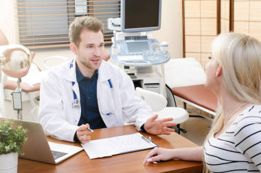 孕婦在醫(yī)生的辦公室