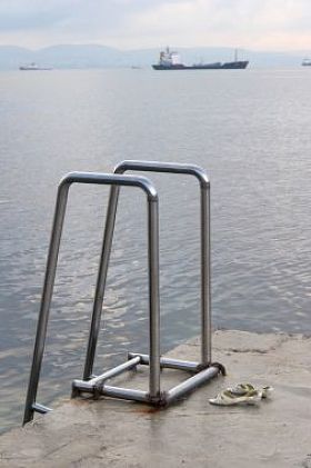 海风景与板条床图片