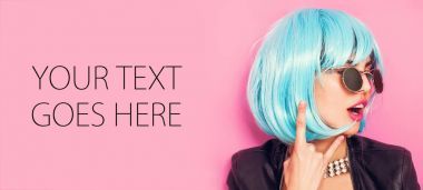 流行穿藍(lán)色假發(fā)的女孩畫像和制作這種喇叭卡