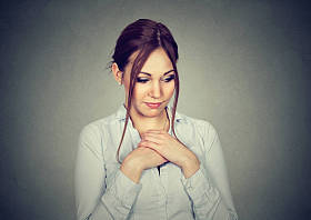 缺乏信心。害羞的女人觉得很尴尬