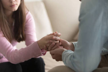 男人抱著哭泣的女人手、 同情和安慰的特寫