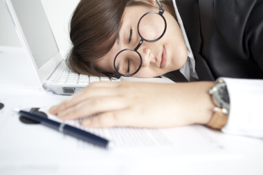 鍵盤上睡覺的女孩