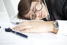 键盘上睡觉的女孩