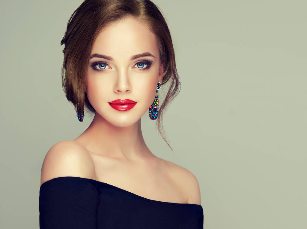 时尚化妆和发型的女人 时尚化妆和发型的女人