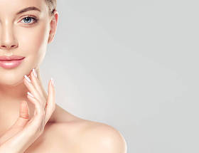  洁净清新皮肤的年轻女子图片