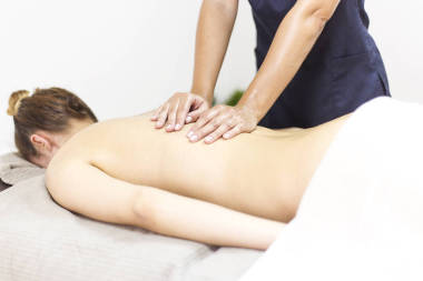 在 spa 美容按摩的女人