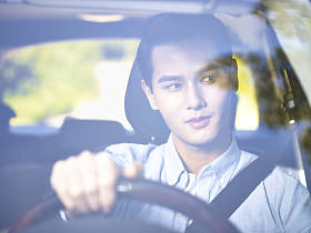 亚洲年轻男子驾驶一辆车