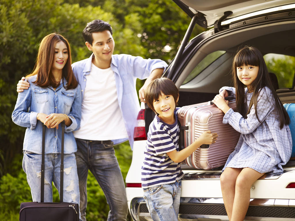 乘汽车旅行的亚洲家庭图片 乘汽车旅行的亚洲家庭图片