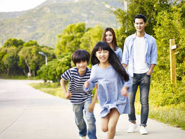 亚洲家庭放松在公园