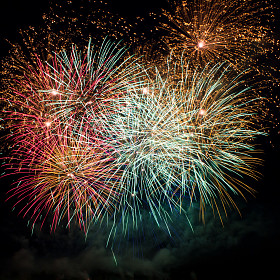 色彩缤纷的烟花爆炸照片