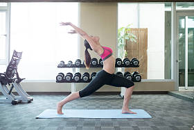 女人在健身房做瑜伽