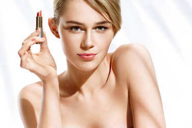 有吸引力的金發(fā)模型應(yīng)用口紅圖片