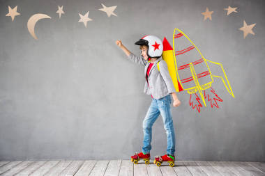 孩子玩噴氣式飛行背包