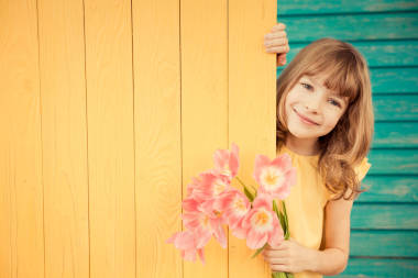 漂亮的孩子，用束鮮花圖片