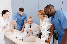 经验丰富的教授享受与年轻一代在大学合作