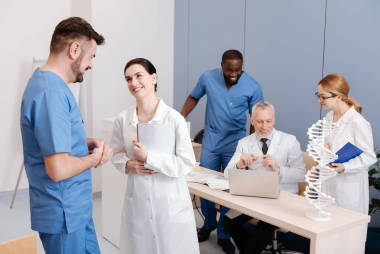 積極醫(yī)務(wù)人員享受科學(xué)會(huì)議醫(yī)學(xué)院校