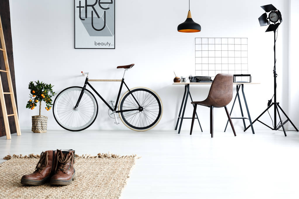 男鞋躺在地毯上图片 男鞋躺在地毯上图片