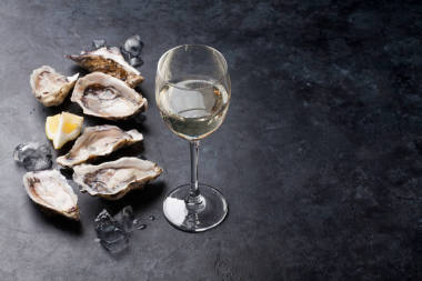 牡蠣與檸檬和白葡萄酒照片