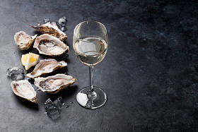 牡蛎与柠檬和白葡萄酒照片