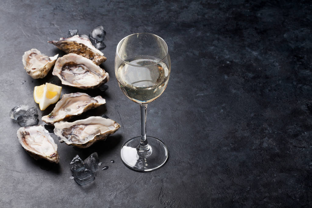 牡蛎与柠檬和白葡萄酒照片 牡蛎与柠檬和白葡萄酒照片