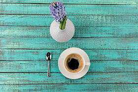 咖啡杯子蒸汽和桌上的花图片