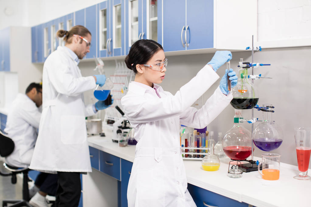 年轻的科学家在实验室中  年轻的科学家在实验室中