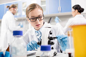 年轻的科学家在实验室中  图片