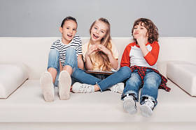 孩子们使用数字的平板电脑