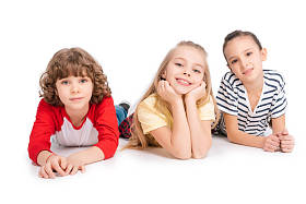 群的朋友躺在地板上