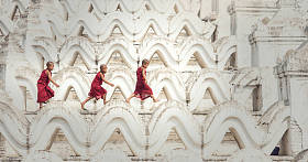 佛教新手走在庙里，缅甸