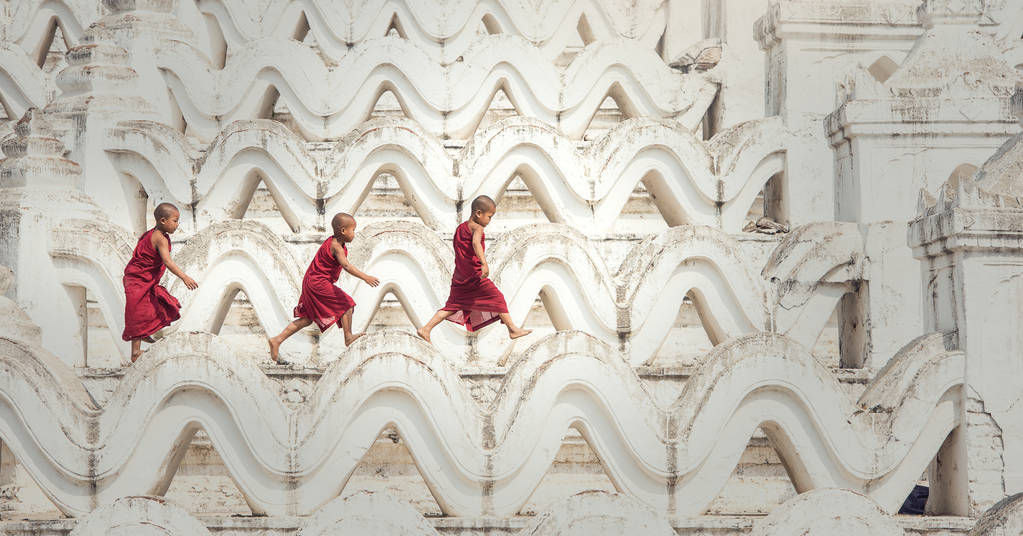 佛教新手走在庙里，缅甸