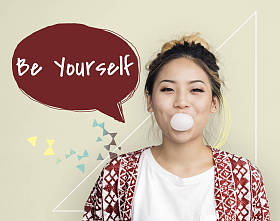 亚洲女孩嚼泡泡糖