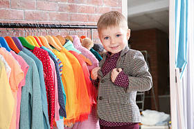 在更衣室里的可爱男孩