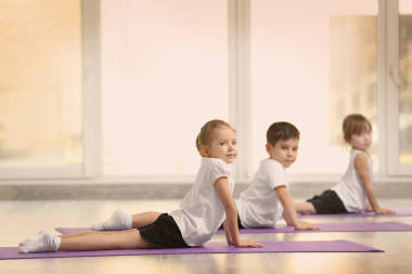 孩子在做體操圖片